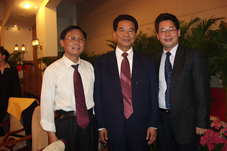 吳官正書記與楊洪總裁及高成主任在清華大學校友聚會上。